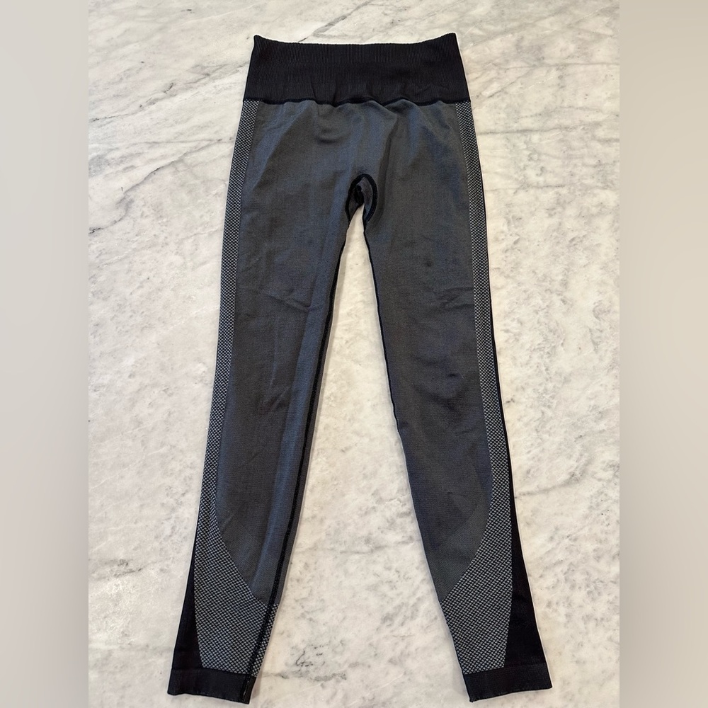 Lululemon Ready to Run Tight, Pinpoint, 28inches, Size 6
